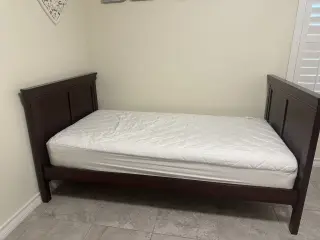 venta de 2 camas gemelas , escritorio de madera seminuevos