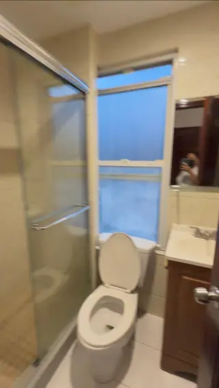 Apartamento de 3 habitaciones y 2 baños disponible en College Point!