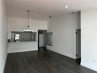 Se Renta Townhouse de una sola planta.