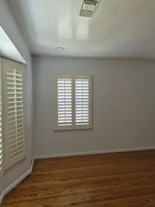 AMPLIO CUARTO DE RENTA PARA PAREJA O MUJER SOLA ( DOWNEY, CA )
