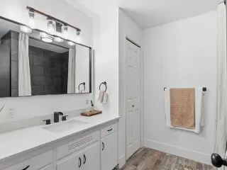 Bienvenido a 3413 N Millbrook Ave, un apartamento cuidadosamente remodelado
