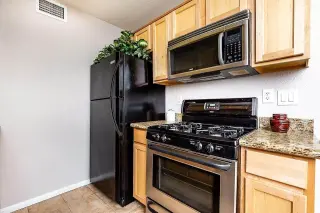 Look at this beautiful Condo! Full 2 Bedrooms 1 full bath