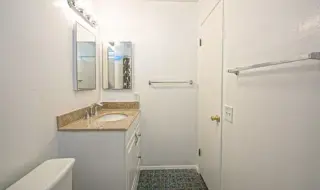 Este espacioso apartamento en Walnut CA cuenta con un dormitorio y un baño.