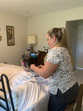 Cuidado de pacientes en el hogar.