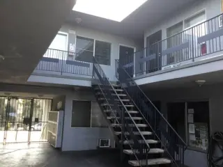 NEWLY RENOVATED BACHELOR UNIT WITH A/C, AVAILABLE NOW!!!!