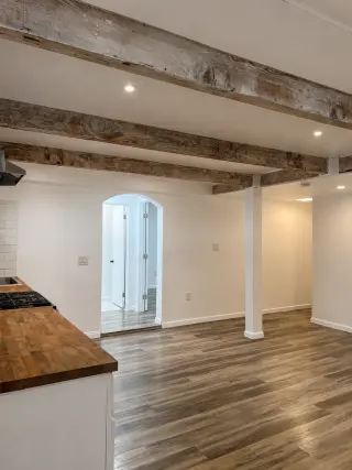 CASA TRASERA 2 RECÁMARAS / 1 BAÑO – 1,100 FT² – PATIO CUBIERTO – $2,850