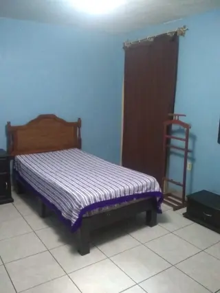 SE RENTA HABITACIÓN AMUEBLADA MUY AMPLIA PARA UNA O DOS PERSONAS.