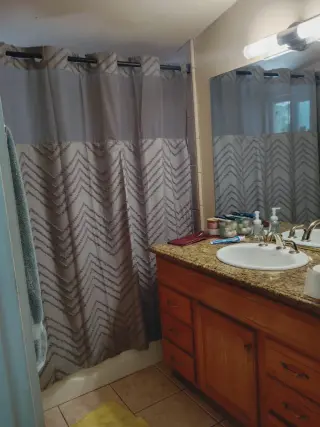 🏡 Cuarto con Baño Privado en Renta – Winnetka, CA