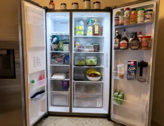 Refrigerador Moderno con Amplio Almacenamiento