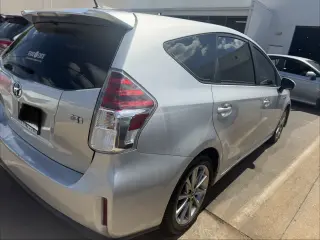 Toyota Prius V 2015 - Wagon Eficiente en Combustible con 5 Puertas