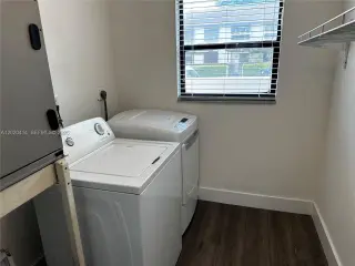 Se Renta Townhouse de una sola planta.