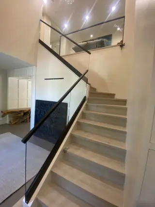 Instalación de Barandilla de Vidrio Moderna para Balcón