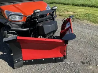 Vehículo Utilitario Kubota con Accesorio de Desbrozadora