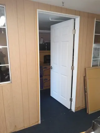 Estudios con pequeño almacen  , baño independiente en Lawndale