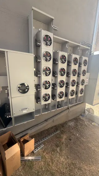 Panel de Control Eléctrico con Componentes