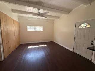 Studio con entrada privada, baño y pequeña cocina.