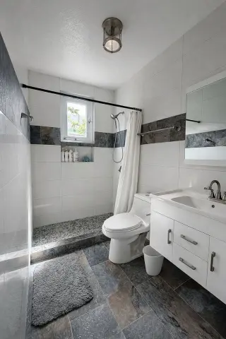 Encantadora casa renovada de dos niveles, a solo unos pasos de la calle Loíza.