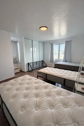 Encantadora casa renovada de dos niveles, a solo unos pasos de la calle Loíza.