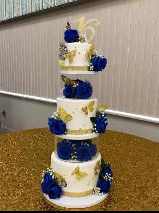 Exhibidor de Pasteles Elegante para Quinceañera