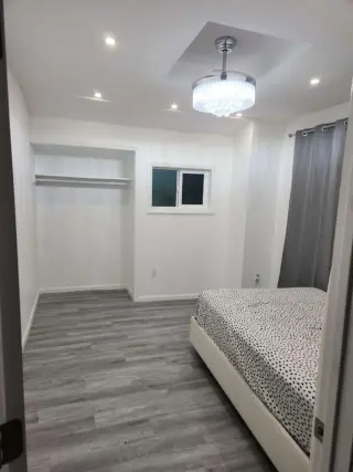 SE ALQUILA HABITACIÓN CON BAÑO PRIVADO...
