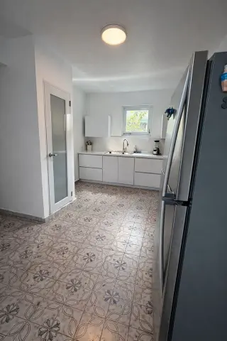 Encantadora casa renovada de dos niveles, a solo unos pasos de la calle Loíza.