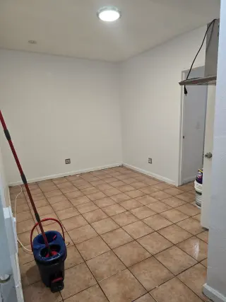 Casa De renta 2 cuartos 1 baño billes incluidos