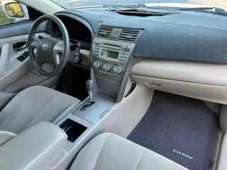 Toyota camvry white color 2009