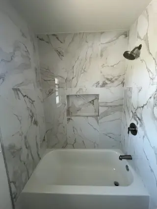 Renovación de Baño Moderno con Características Elegantes