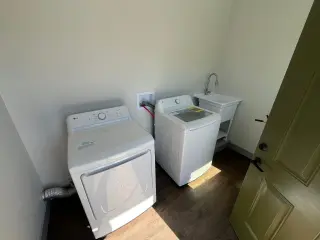 Beautifully renovated 1-bedroom, 1-bath front unit available for rent.