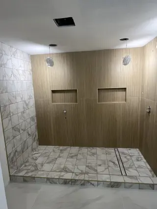 Renovación de Baño Moderno con Características Elegantes