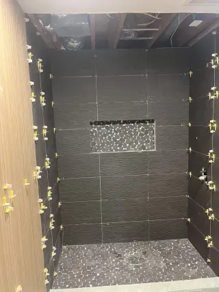 Renovación de Baño Moderno con Características Elegantes