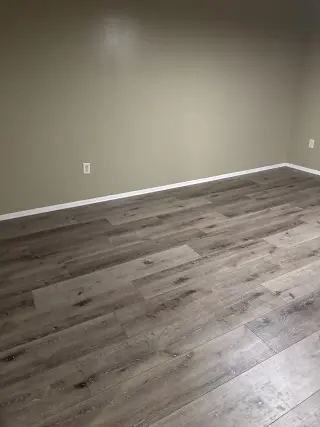 Habitación Renovada con Suelo Nuevo