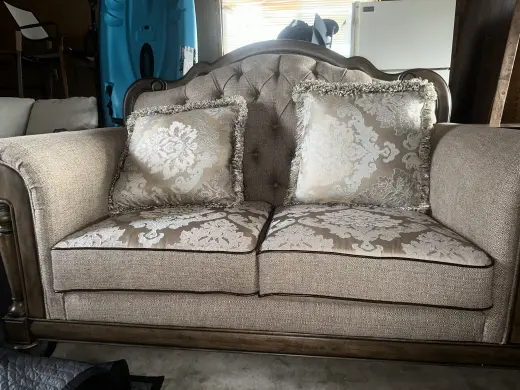 Sofá Elegante Tapizado con Cojines Decorativos