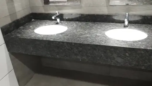 GRANITO STEEL GREY: SOBRIEDAD, RESISTENCIA Y DISEÑO
