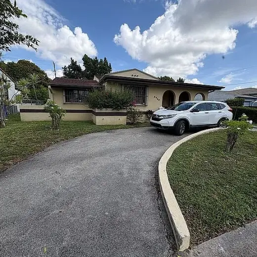 🏡 AVAILABLE FOR RENT – 3719 NW 12th Street, Miami, FL