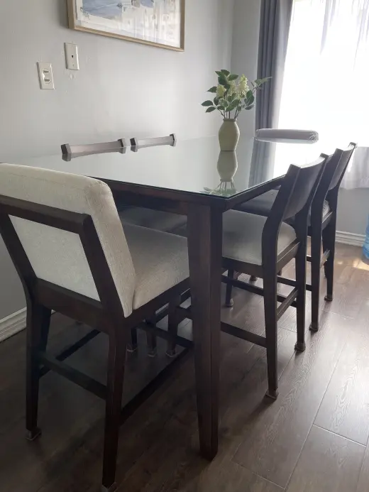 Comedor para 6–8 personas, en excelente estado, como nuevo.