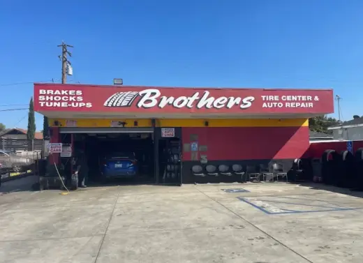 Llantero / Mecánico. Tire Technician / Mechanic.
