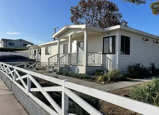 3Bed 2.5Bath Home in  Hawthorne