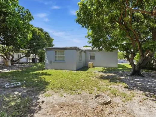Hialeah Gem with Tropical Charm!