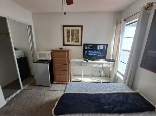 Rento cuarto dentro de casa