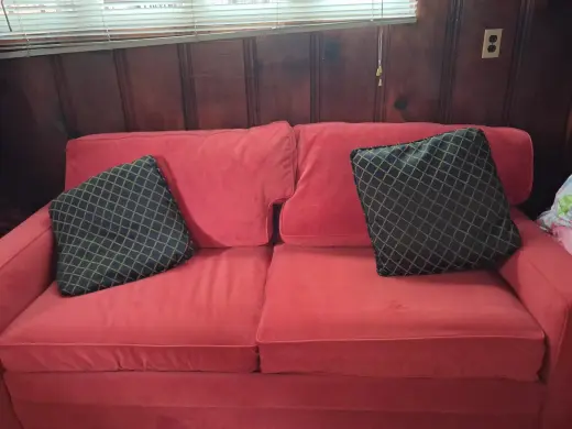 Sofá Rojo Cómodo con Cojines