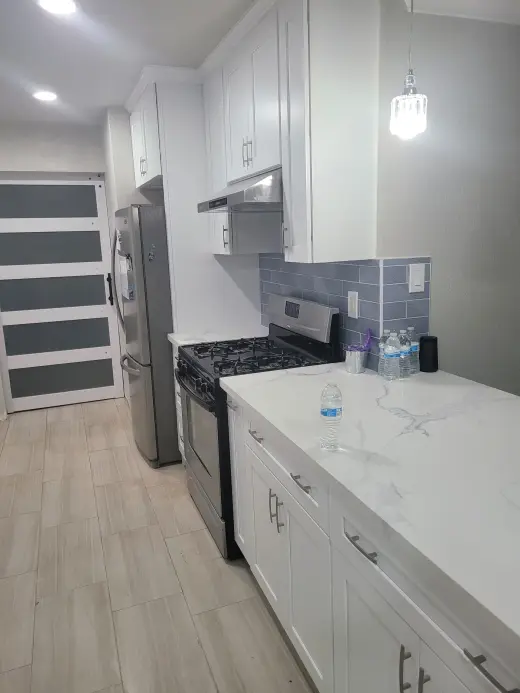 Renovación de Cocina Moderna con Electrodomésticos de Acero Inoxidable