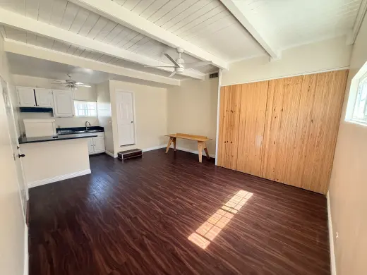 Studio con entrada privada, baño y pequeña cocina.