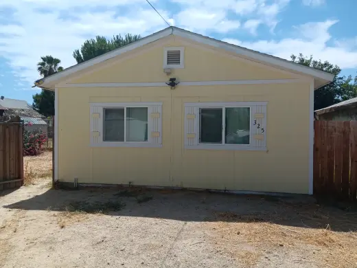 Se Renta Estudio – $700 al mes más tarifa por mascota.
