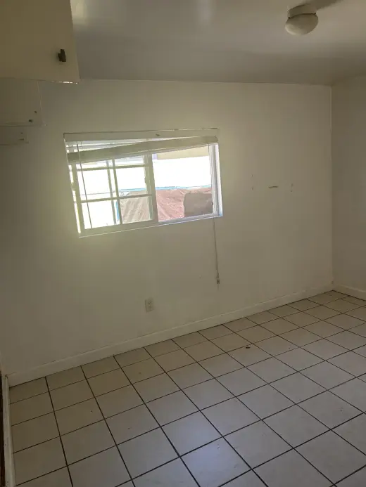 Cuarto espacioso en East LA