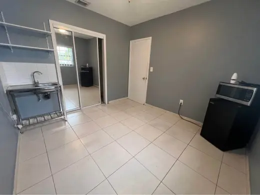 Habitación para UNA SOLA PERSONA**, con baño compartido y mini fregadero