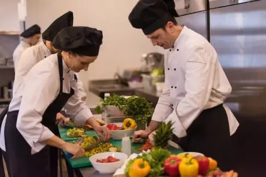 Cocineros, Ayudantes de Cocina y Cocineros de Postres