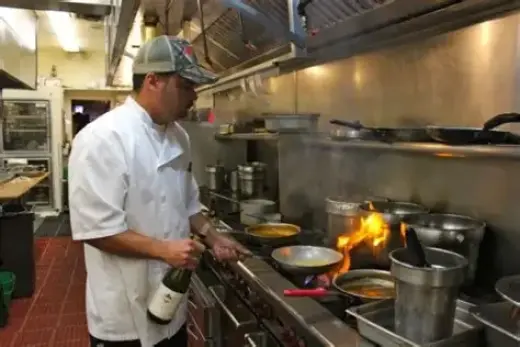 Cocineros Tiempo completo mas Overtime