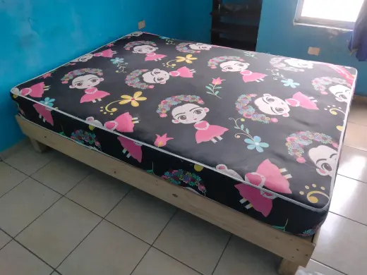 Colchón matrimonial con base.