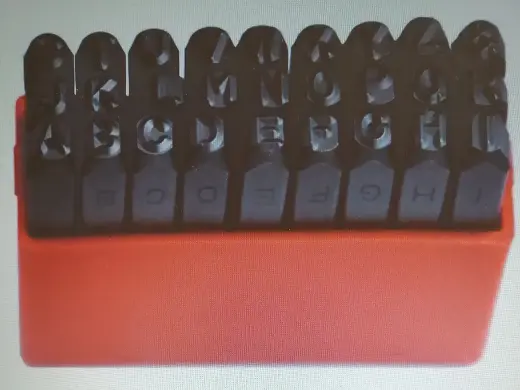 Juego de letras y números de golpe.